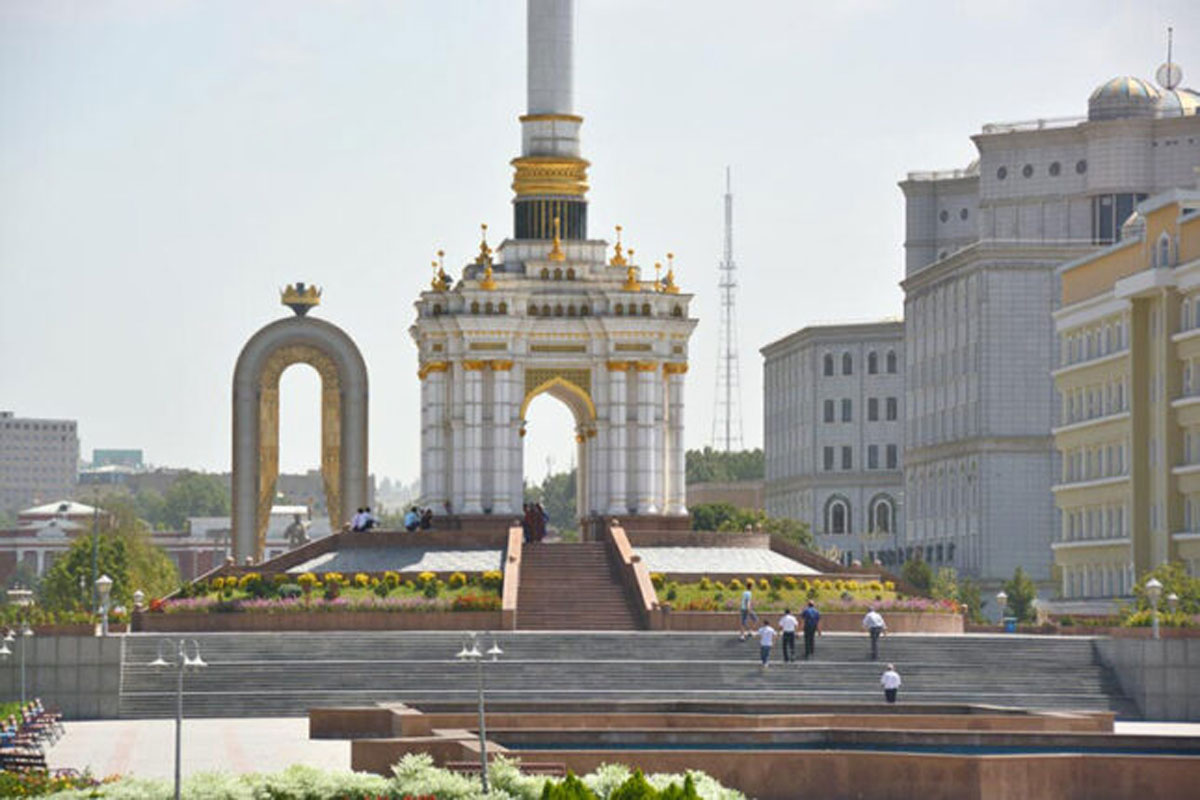 Душанбе е. Столица Душанбе столица Таджикистана. Монумент независимости Таджикистана. Таджикистан столица Душанбе достопримечательности. Душанбе монумент 2022.